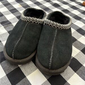 UGGS Women’s, size 7 Slip-On Slipper/Shoe - rarely worn